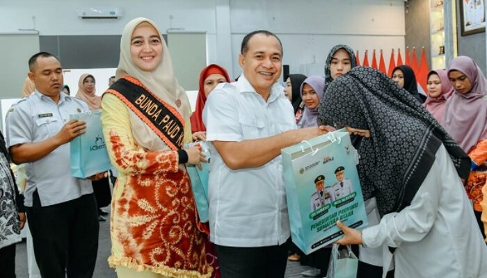 Bunda PAUD Batubara Serahkan Bantuan Tablet