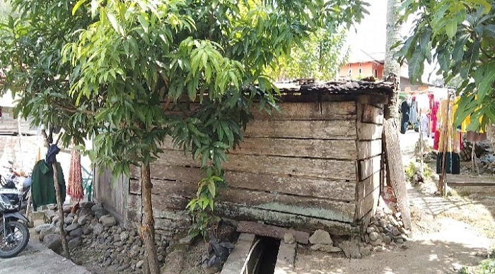 Rumah Bekas Warung 2 x 3 Meter Dan Anak Sakit Butuh Operasi