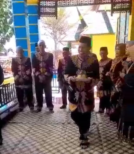 Ali Musafah saat melakukan pesijuek dalam acara festival kenduri laot di Banda Aceh. (Waspada/Ibnu Sa'dan)