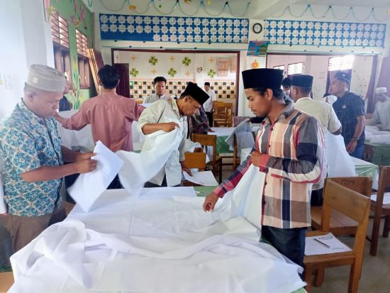 Peserta Pelatihan Bilal Mayit memperhatikan tatacara pelaksanaan fardu kifayah terhadap mayat. (Waspada/Idaham Butar Butar/B)