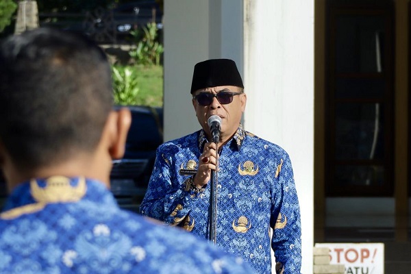 Bupati Madina HM Jafar Sukhairi Nasution minta jajaran terus melakukan pembenahan di awal tahun baru Islam, saat apel gabungan di pelataran Masjid Agung Nur Ala Nur. Waspada/Ist
