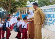 Dewan Guru SDN Bungie, Kecamatan Simpang Tiga, Kabupaten Pidie menyambut anak didik baru di pintu gerbang, Senin (17/7) Waspada/Muhammad Riza