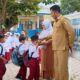Dewan Guru SDN Bungie, Kecamatan Simpang Tiga, Kabupaten Pidie menyambut anak didik baru di pintu gerbang, Senin (17/7) Waspada/Muhammad Riza