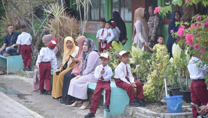 Orang Tua Antusias Antar Anak Di Hari Pertama Masuk Sekolah