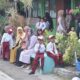 Orang tua siswa mengantar dan menunggu anak-anak untuk memasuki ruangan saat hari pertama masuk sekolah di SDN 1 Pagar Air, Senin (17/7). (Waspada/Zafrullah)
