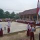 Para pelajar SD Negeri-I Tanah Pasir, Aceh Utara sedang mengikuti upacara pada hari pertama sekolah Tahun Ajaran 2023-2024, Senin (17/7). Pembina upacara menyampaikan sejumlah pesan khusus Kadis PK dalam kesempatan itu. (Waspada/ist)