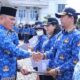 Bupati Simalungun diwakili Sekda, Esron Sinaga, saat menyerahkan SK Bupati tentang pencantuman gelar kepada ASN di lingkungan Pemkab Simalungun, Senin (17/7).(Waspada/ist).