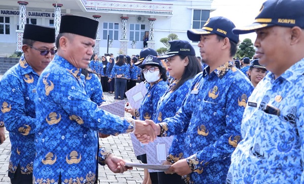 Bupati Simalungun diwakili Sekda, Esron Sinaga, saat menyerahkan SK Bupati tentang pencantuman gelar kepada ASN di lingkungan Pemkab Simalungun, Senin (17/7).(Waspada/ist).