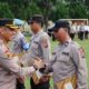 Kapolres Sergai AKBP Oxy Yudha Pratesta SIK saat menyerahkan piagam penghargaan kepada personel Polres Sergai yang berprestasi, Senin (17/7) di halaman Mapores Sergai di Sei Rampah.(Waspada/Ist)