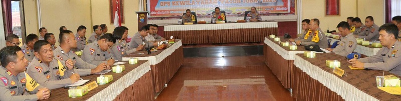 Tim Biro Ops dan Ditlantas Poldasu supervisi pelaksanaan Operasi Patuh Toba 2023 Polres Kota Pematangsiantar dan tujuh Polres jajaran Poldasu lainnya dan Kapolres Pematangsiantar AKBP Yogen Heroes Baruno dan lainnya menerima tim di aula Widya Satya Brata Mapolres Pematangsiantar, Jl. Jend. Sudirman, Senin (17/7).(Waspada-Ist).