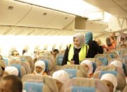 Wakil Bupati Madina Atika Azmi Utammi Nasution bersama jamaah haji di Bandara Kualanamu. Waspada/Ist