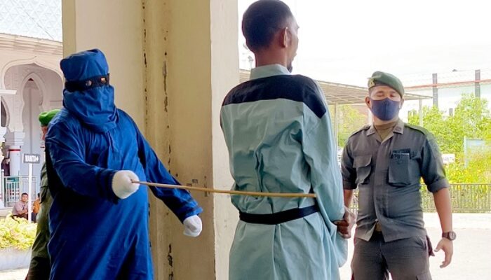 Dicambuk Algojo, Enam Terpidana Maisir Menahan Sakit