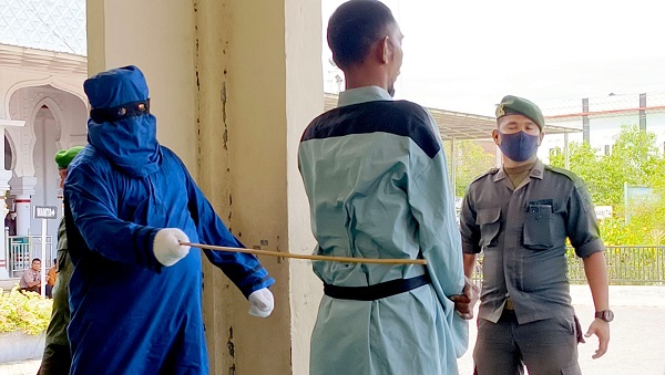Dicambuk Algojo, Enam Terpidana Maisir Menahan Sakit