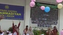 Siswa-siswi baru SD Muhammadiyah 2 Langsa melepaskan balon cita-cita saat MPLS, di lingkungan sekolah setempat, Senin (17/7). Waspada/Munawar