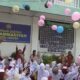 Siswa-siswi baru SD Muhammadiyah 2 Langsa melepaskan balon cita-cita saat MPLS, di lingkungan sekolah setempat, Senin (17/7). Waspada/Munawar