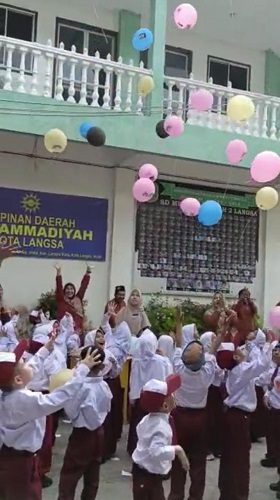 Siswa-siswi baru SD Muhammadiyah 2 Langsa melepaskan balon cita-cita saat MPLS, di lingkungan sekolah setempat, Senin (17/7). Waspada/Munawar