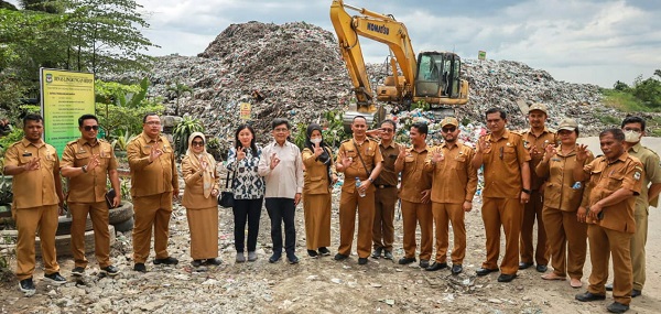 Wali Kota Susanti Dewayani (empat kiri) bersama investor meninjau langsung TPA Tanjung Pinggir dan lokasi pembangunan pabrik pengelolaan sampah di Kel. Tanjung Pinggir, Kec. Siantar Martoba, Kota Pematangsiantar, Senin 910/7).(waspada-Ist).