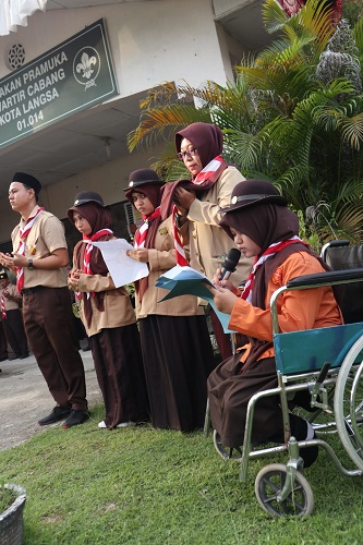 Gerakan Pramuka disabilitas Kota Langsa melaksanakan upacara Gelar Senja di kwartir cabang setempat, Senin (17/7) sore. Waspada/dede