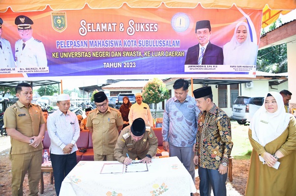 KETUA MPD Kota Subulussalam, Jaminuddin B, S.Pd, M.Si (dua kanan) dalam sejumlah pihak menyaksikan Wali Kota, H. Affan Alfian Bintang, SE menandatangani MoU antarPemko Subulussalam dengan IAIN Langsa dan Lhokseumawe. Waspada/Khairul Boangmanalu