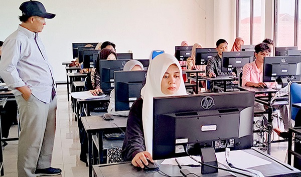 Rektor Unigha Prof Bansu Irianto Ansari pantau pelaksanaan ujian masuk mahasiswa baru (Camaba) di Kampus Unigha Keunire, Kabupaten Pidie, Selasa (18/7). Waspada/Muhammad Riza