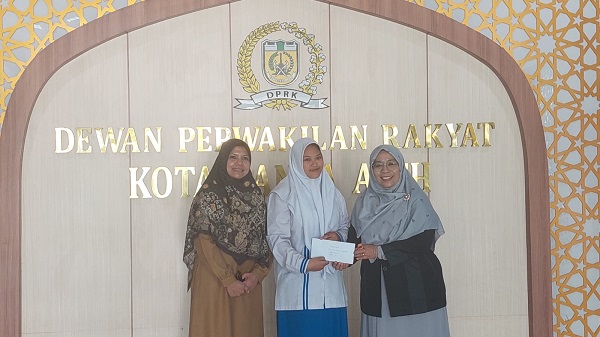 Anggota DPRK Banda Aceh Tati Mutia Asmara (paling kanan) memberikan apresiasi dan mendukung Calsa Mayfa Kusniatik mengikuti kegiatan HAN pada 23 Juli 2023 mendatang di Semarang, Selasa (18/07/23). (Waspada/T. Mansursyah)