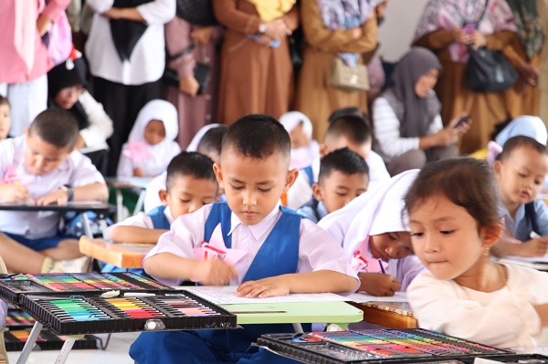 Lomba mewarnai murid TK tingkat Kabupaten Aceh Selatan. Foto direkam Senin (17/7) lalu. Waspada/Syafrizal