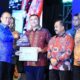 Bupati Labura, Hendriyanto menerima penghargaan nominasi Paviliun Terbaik II pada acara penutupan PRSU ke 49 di Medan, Senin (17/7) malam. Waspada/dok.Diskominfo Kab Labura