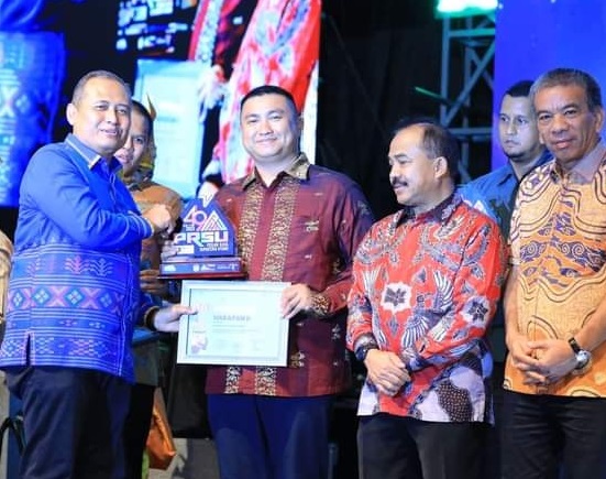 Bupati Labura, Hendriyanto menerima penghargaan nominasi Paviliun Terbaik II pada acara penutupan PRSU ke 49 di Medan, Senin (17/7) malam. Waspada/dok.Diskominfo Kab Labura