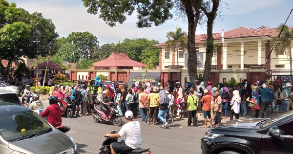 Terlihat pengunjukrasa memenuhi depan Kantot PN Binjai yang terletak di Jalan Gatot Subroto Kelurahan Bandar Senembah Binjai Barat. (Waspada/ Nazelian Tanjung).
