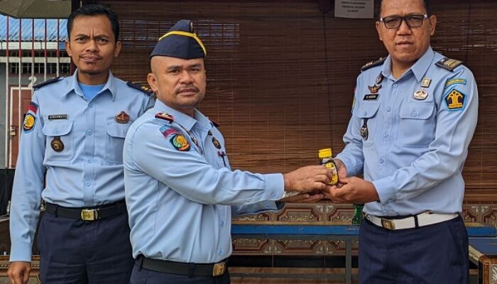 Kepala Rutan Tarutung Bagikan Multivitamin Kepada Petugas