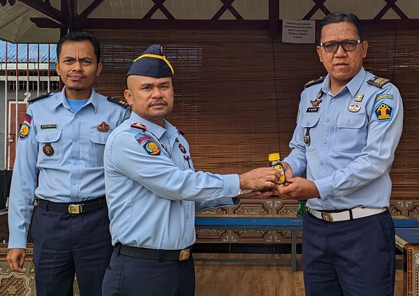 Kepala Rumah Tahanan Negara (Rutan) Klas IIB Tarutung, Ismet Sitorus bagikan multivitamin kepada pegawai/petugas, Selasa (18/7). Waspada/ist