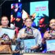 WAKIL Bupati Deliserdang HM Ali Yusuf Siregar didampingi Sekdakab Deliserdang H.Timur Tumanggor, S.Sos, MAP, Asisten Perekonomian dan Pembangunan Setdakab Deliserdang H.Khairum Rijal, ST, MAP, memegang Trophy dan sertifikat yang diraih Deliserdang pada penutupan PRSU ke ke-49 Tahun 2023 di Panggung Utama PRSU, Tapian Daya, Jl.Gatot Subroto, Medan, Senin (17/7) malam. (Waspada/Ist)