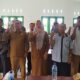 Kadis PMD P.Sidimpuan Ismail Fahmi Siregar (3 kiri) bersama Camat P.Sidimpuan Tenggara Eka Yanti Batubara SE (tengah) dan Mohot Lubis (2 kiri) serta Kades Manegen Padang Harahap dan Sekdes Manegen Samsuddin Harahap foto bersama usai sosialisasi Pilkades, Senin (17/7).Waspada/ist.