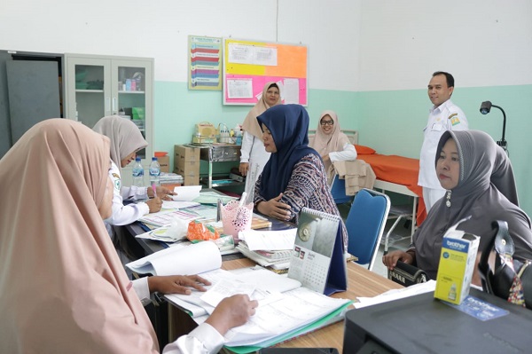 Kepala Puskesmas Blang Bintang T M Jakfar sedang memantau pelayanan Ultrasonografis medis(USG), Aceh Besar, Blang Bintang, Selasa (18/7). (Waspada/Zafrullah)