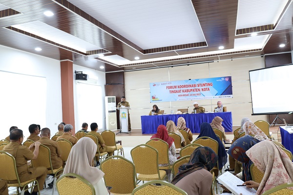 Sekdakab Aceh Besar Drs Sulaimi M.Si membuka Forum Koordinasi Stunting Tingkat Kabupaten/Kota Tahun 2023 di Aula Kantor Bappeda Kabupaten Aceh Besar, Selasa (18/7). (Waspada/Zafrullah)