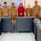 Pj Bupati Pidie Ir Wahyudi Adisiswanto MS.I, bersama Ny Suaidah Sulaiman, melakukan foto bersama pada acara pada acara Pertemuan/Koordinasi Sosialisasi Program Kerja Pokjanal Posyandu Kabupaten Pidie di Aula DH Café yang digelar Dinas Kesehatan, Selasa (17/7). Waspada/Muhammad Riza