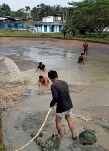 Karyawan Perumda AM Tirta Keumuneng Langsa saat mulai melakukan proses pencucian bak air penampungan akibat sedimentasi lumpur di Water Treatment Plant (WTP) 1, Selasa (18/7). Waspada/ist