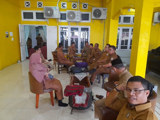15 peserta seleksi terbuka JPTP saat menunggu jadwal sesi wawancara oleh Pj Bupati Marthunis, di Aula Pertemuan Pendopo Bupati Aceh Singkil, Selasa (18/7). Waspada/Ist