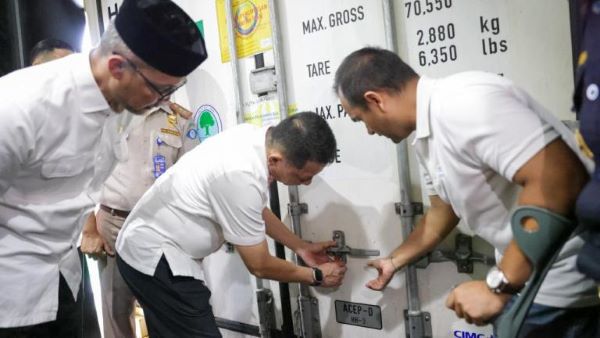 Pj Gubernur Aceh Achmad Marzuki melakukan penyegelan kontainer sekaligus pelepasan ekspor perdana produk tuna Loin dan Saku dari Aceh ke Arab Saudi, di Kompleks Pelabuhan Perikanan Samudera Lampulo, Banda Aceh, Rabu (19/7). (Waspada/Ist)