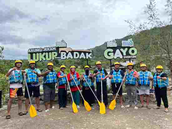 Pj Bupati Aceh Tamiang, Meurah Budiman saat mengunjungi objek wisata Lukup Badak di Takengon, Aceh Tengah dalam rangka studi pengelolaan objek wisata yang akan diterapkan di Aceh Tamiang. (Waspada/Ist)