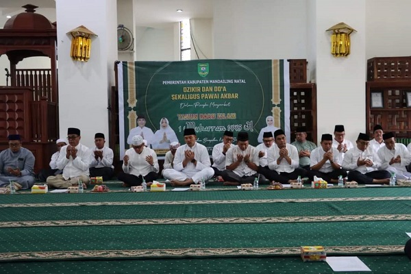 Kapolres Mandailing Natal AKBP HM Reza Chairul Akbar, SIK, SH, MH menghadiri tabligh akbar, dzikir dan doa bersama di Masjid Agung Nur Alan Nur Panyabungan. Waspada/Ist
