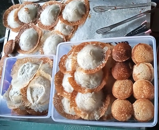 Kue Pinungkuik merupakan makanan khas tradisional di Kabupaten Aceh Singkil. WASPADA/Ariefh.