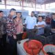 Pj.Wali Kota Banda Aceh Amiruddin bersama dengan OPD mengunjungi Pasar Al Mahirah Lamdingin, Banda Aceh, Kamis (20/07/23). Dalam kunjungan setelah dilantik sebagai Pj.Wali Kota, Amiruddin menerima berbagai keluhan dari pedagang. (Waspada/T.Mansursyah)