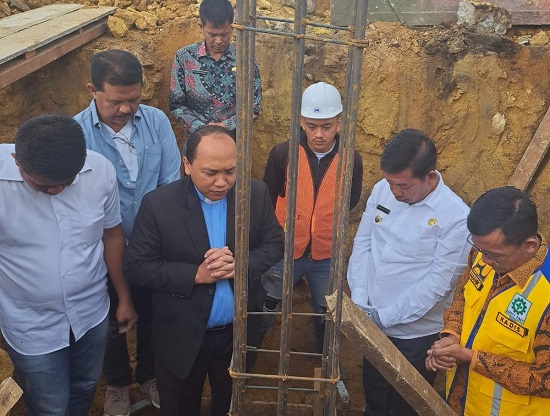 Bupati Simalungun, Radiapoh H Sinaga, berdoa bersama sebelum melakukan peletakan batu pertama pembangunan kantor Camat Purba, Kecamatan Tigarunggu, Kamis (20/7). Waspada/ist