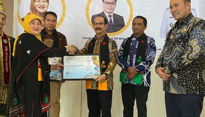 Meurah Budiman Terima BKN Award
