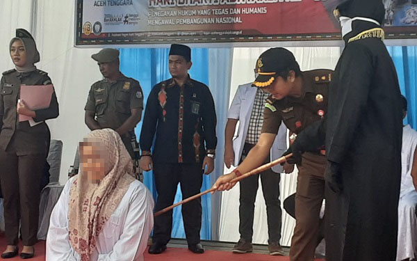 3 Dari pelanggar Qanun Aceh di Agara menjalani uqubat cambuk di Halaman Kantor Kejaksaan Negeri Kamis (20/7).Waspada Ali Amran