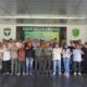 Dalam acara coffe morning di Makorem, Kamis (20/7), Danrem 011 / Lilawangsa Kolonel Kav Kapti Hertantyawan, SH foto bersama para wartawan. Waspada/Zainudin Abdullah