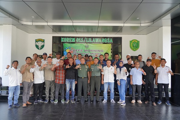 Dalam acara coffe morning di Makorem, Kamis (20/7), Danrem 011 / Lilawangsa Kolonel Kav Kapti Hertantyawan, SH foto bersama para wartawan. Waspada/Zainudin Abdullah