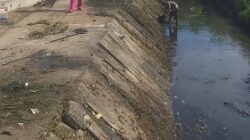 Pemerintahan Kecamatan Babalan bergoyong royong membersihkan parit kanal Kec.Babalan , Jumat (21/7). Waspada/Boy Aprizal