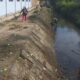 Pemerintahan Kecamatan Babalan bergoyong royong membersihkan parit kanal Kec.Babalan , Jumat (21/7). Waspada/Boy Aprizal